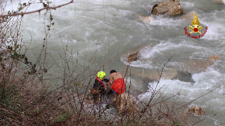 A 15 anni finisce nel fiume Metauro, salvato dai pompieri